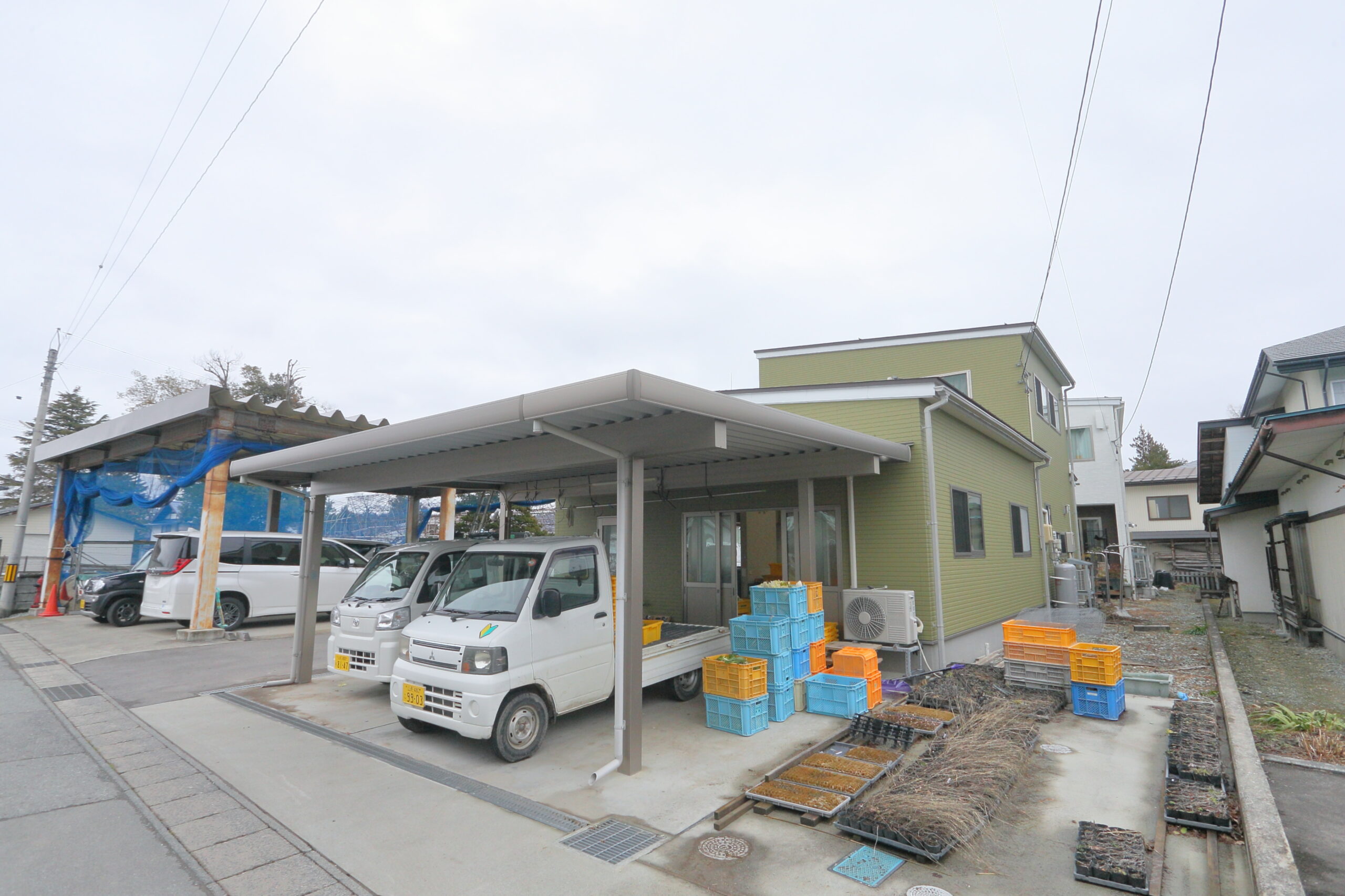 寒河江市の自然に馴染む、農園の事務所外観